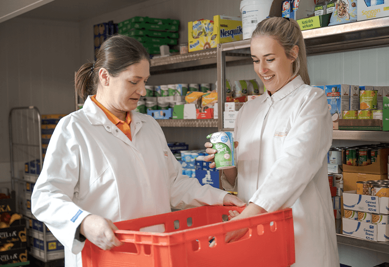 Großhändler für Lebensmittel Zwei Mitarbeiterinnen sortieren Lebensmittel